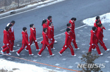 식당 향하는 북한 응원단