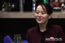 김여정 부부장의 미소