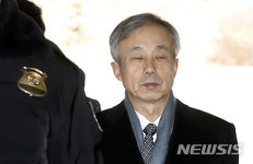 법정 향하는 DJ 뒷조사 협조 이현동 전 국세청장