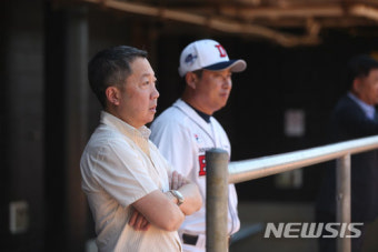 선수들 훈련모습 보는 박정원 두산베어스 구단주