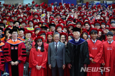 울산과학기술원 졸업생들과 기념사진 찍는 문 대통령