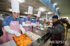포항제철소 임직원 무료급식소서 나눔활동 펼쳐  