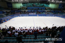 갈라진 남북 휴전선을 보는 듯