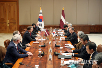 문재인 대통령, 라트비아 대통령과 정상회담