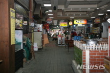 한산한 모습 보이고 있는 춘천 전통시장