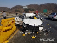 괴산 유평터널 인근서 중앙분리대 쾅…3명 다쳐