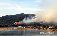 구례 산불 진화 나선 헬기