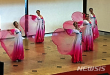 평양 예술단의 북한 민속공연