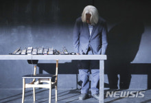 고개숙인 성추행 논란 이윤택 전 극단 연희단거리패 예술감독