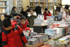 서점 찾아 신학기 준비하는 어린이들