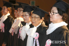 만학도의 학사모 양원초교·양원주부학교 합동 졸업식