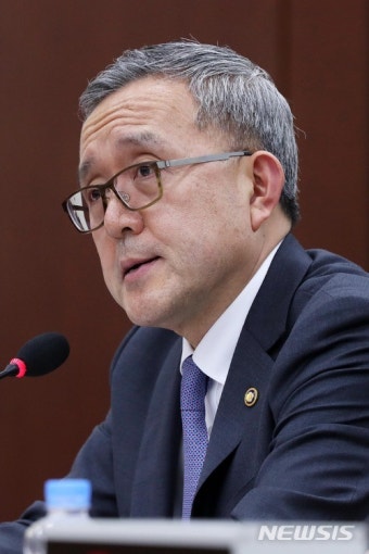 답변하는 김판석 인사혁신처장