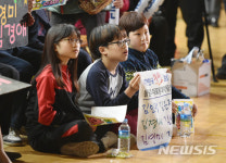 경기 지켜보는 어린이들