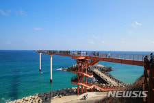 바다 위를 걷다! 후포 등기산 스카이워크 임시개장 