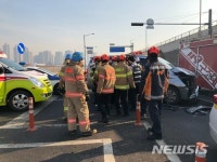 교차로서 노인보호센터 차량이 25t 트럭 받아 8명 부상 