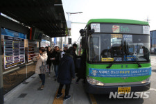 강릉역서 시내버스 타는 관광객들