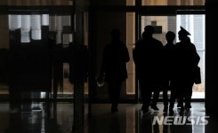 취업의 문으로 향하는 졸업생