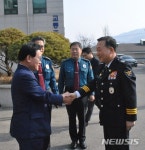 백선기 칠곡군수와 인사하는 김상운 경북경찰청장