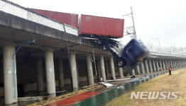 부산 수영강변대로서 트레일러 빗길 사고
