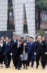 2.28 민주운동 기념탑 찾은 문 대통령