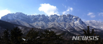 봄눈 내린 설악산 울산바위 설경 장관