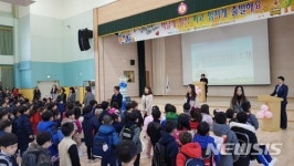 [교육소식]창원 웅천초교, 신축 학교서 책날개 입학식 등