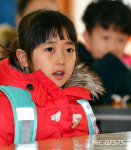담임 교사와 첫 수업 진지하게