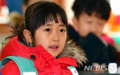 진지한 표정으로 수업듣는 1학년 어린이