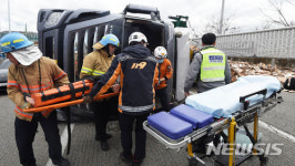 수원신갈IC 인근 출입로 트럭 전도 사고 발생