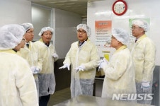 초등학교 급식소 위생관리 보고받는 류희인 본부장