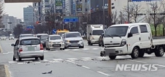 전북도청 인근 사거리 트럭과 경차 충돌사고