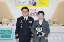 은행 직원에 감사장 전달하는 울산경찰청장