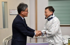 부상입은 산불진화대원 위로하는 김재현 청장
