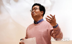 책 소개하는 염태영 수원시장