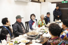 김정숙 여사, 평창환경정화활동 어르신들 격려