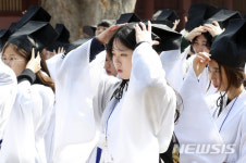 의식에 앞서 복장 정리하는 성대 신입생