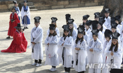 의식에 앞서 복장 정리하는 성대 신입생