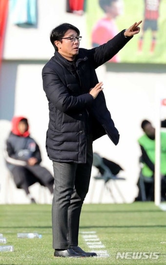 지시 내리는 황선홍 감독