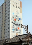 시인 고은 거리의 건물 광경