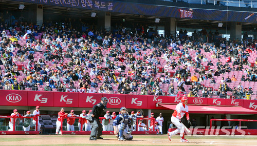 프로야구 시범경기, 역대 최다 관중 기록 경신!