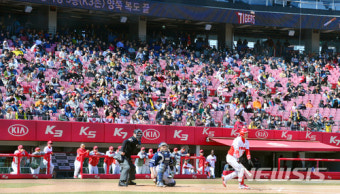 프로야구 시범경기 개막 '경기장 찾은 관중들'