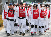 행진하는 연세대 비정규 노동자들