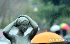 비 피하는 조형물