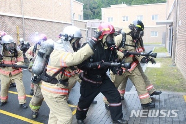 포항제철소 화재요원, 군 특수부대서 화재진압 훈련  | 포토뉴스