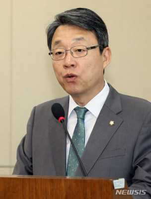 법안심사 결과 설명하는 김성식 의원 | 포토뉴스
