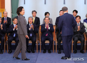 박영선 장관에 임명장 수여하는 문재인 대통령