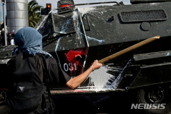 경찰차 공격하는 칠레 노동절 시위대