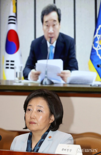 이낙연 총리 모두발언 경청하는 박영선 장관