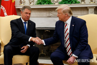 요하니스 루마니아 대통령과 악수하는 트럼프
