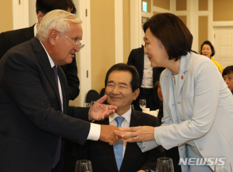 장 피에르 라파랭 전 총리와 인사하는 박영선 장관